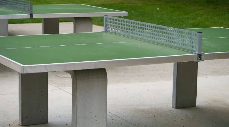 2 Beton Tischtennisplatten mit grüner Oberfläche stehen draußen