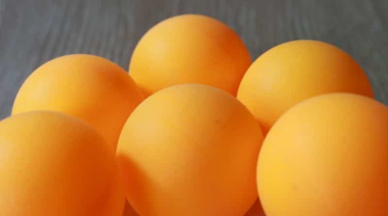 Viele orangene Tischtennisbälle