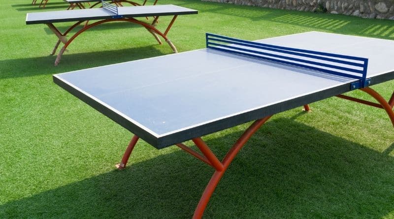 Mehrere stationäre outdoor Tischtennisplatten auf grünem Rasen