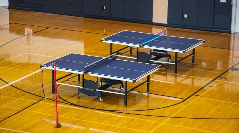 2 Tischtennisplatten stehen in einer Sporthalle