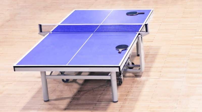 blaue Indoor-Tischtennisplatte auf hellem Boden