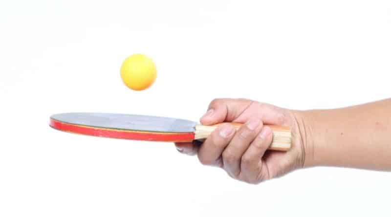 Tischtennisball wird auf einem Schläger getippt