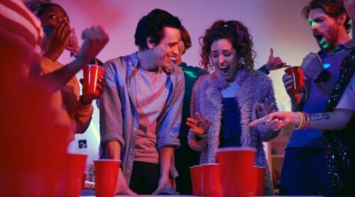 Beer Pong Spiele: Die besten Partyspiele (+ Varianten)