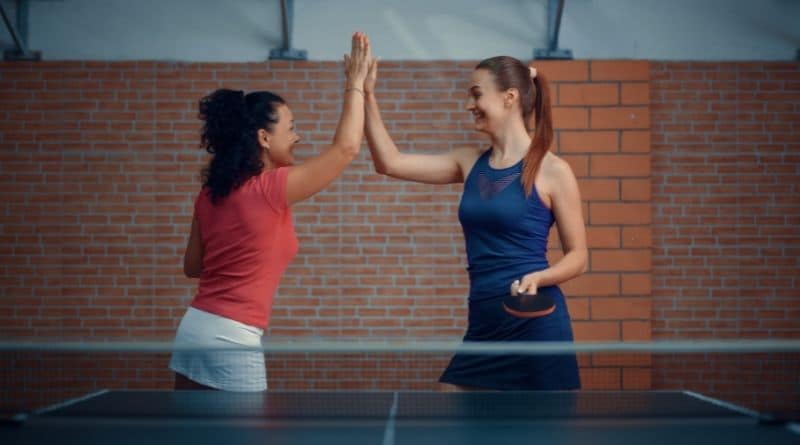 Zwei Tischtennisspielerinnen klatschen sich ab