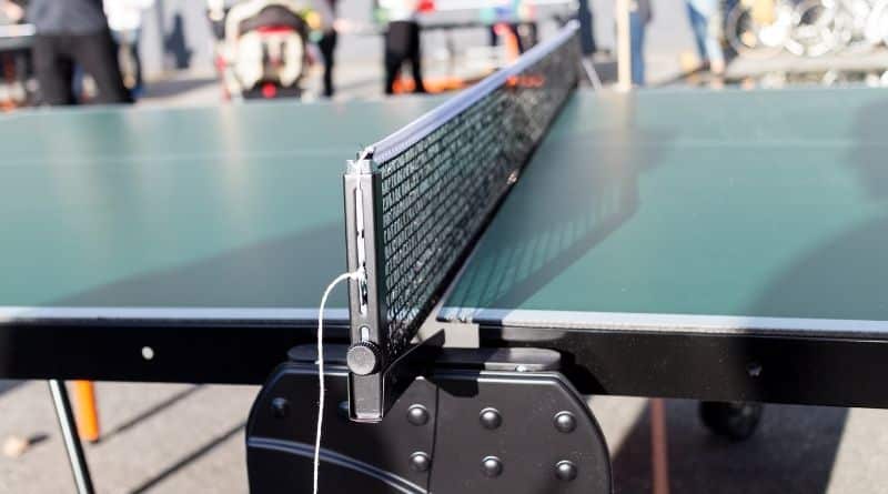 Tischtennisnetz draußen an einer grünen Platte