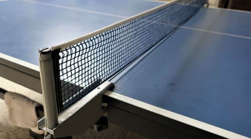 Tischtennis Schraubnetz an einer Tischtennisplatte montiert