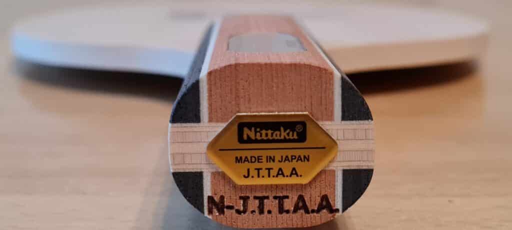 Nittaku Septear Griffunterseite: Metallschild mit "Made in Japan"