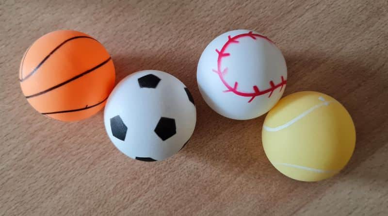 Gewo Sports-Mix Tischtennisbälle ausgepackt auf einem Holztisch